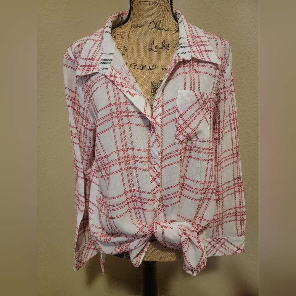 Women’s White & Red Plaid Button-Front Tie-Hem Shirt
